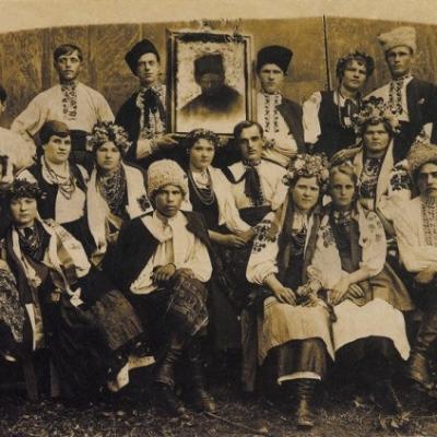 URL: https://gazeta.ua/articles/history/_ukrayinski-selyani-mezhi-1920-stolittya-zalyubki-pozuvali-fotografam/510462