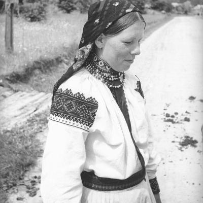 U Tradicijnomu Kostumi. Selo Zelena Ivano Frankivska Oblast 1938 Rik