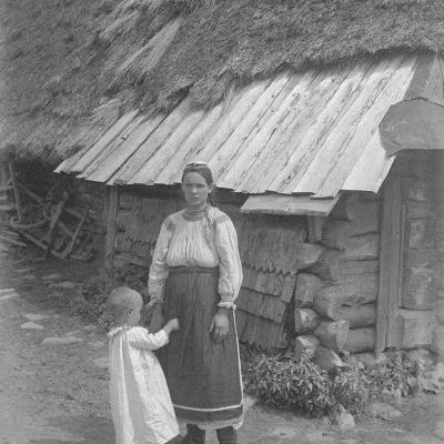 Zinka Pered Hatou. Selo Uzok Zakarpatska Oblast 1921 Rik